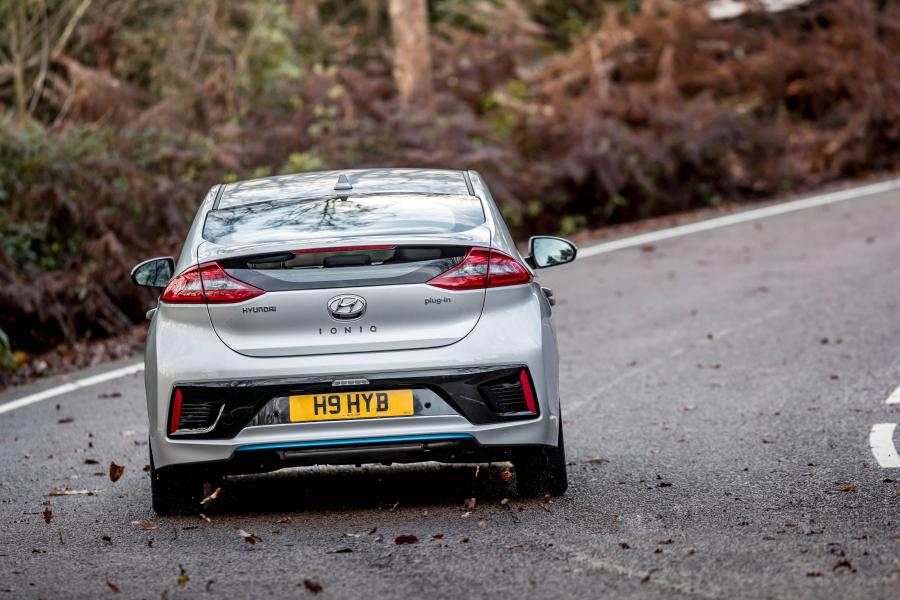  Hyundai IONIQ plug-in hybrid (AE) 2017 года  (UK) (фото 25 из 34)